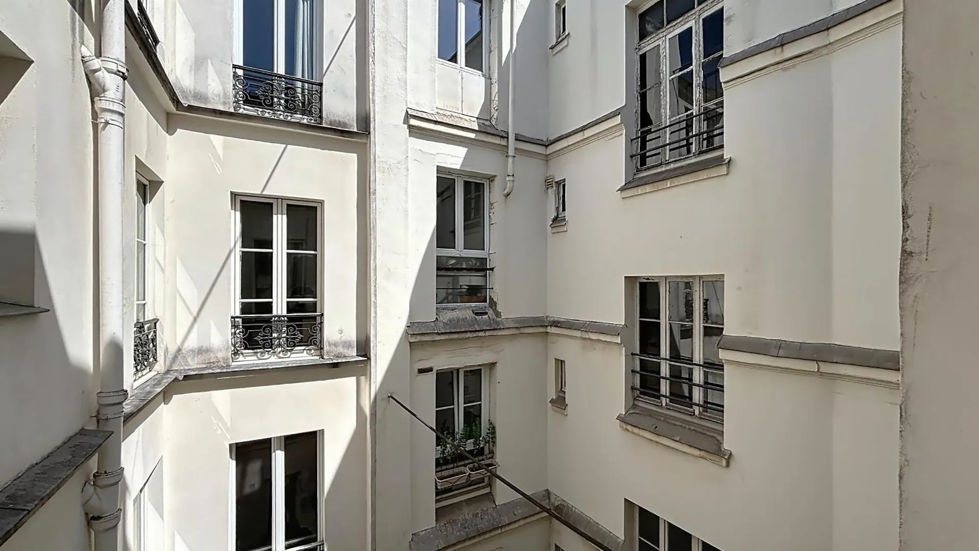 Charming 2-Room Apartment Near Montmartre Paris